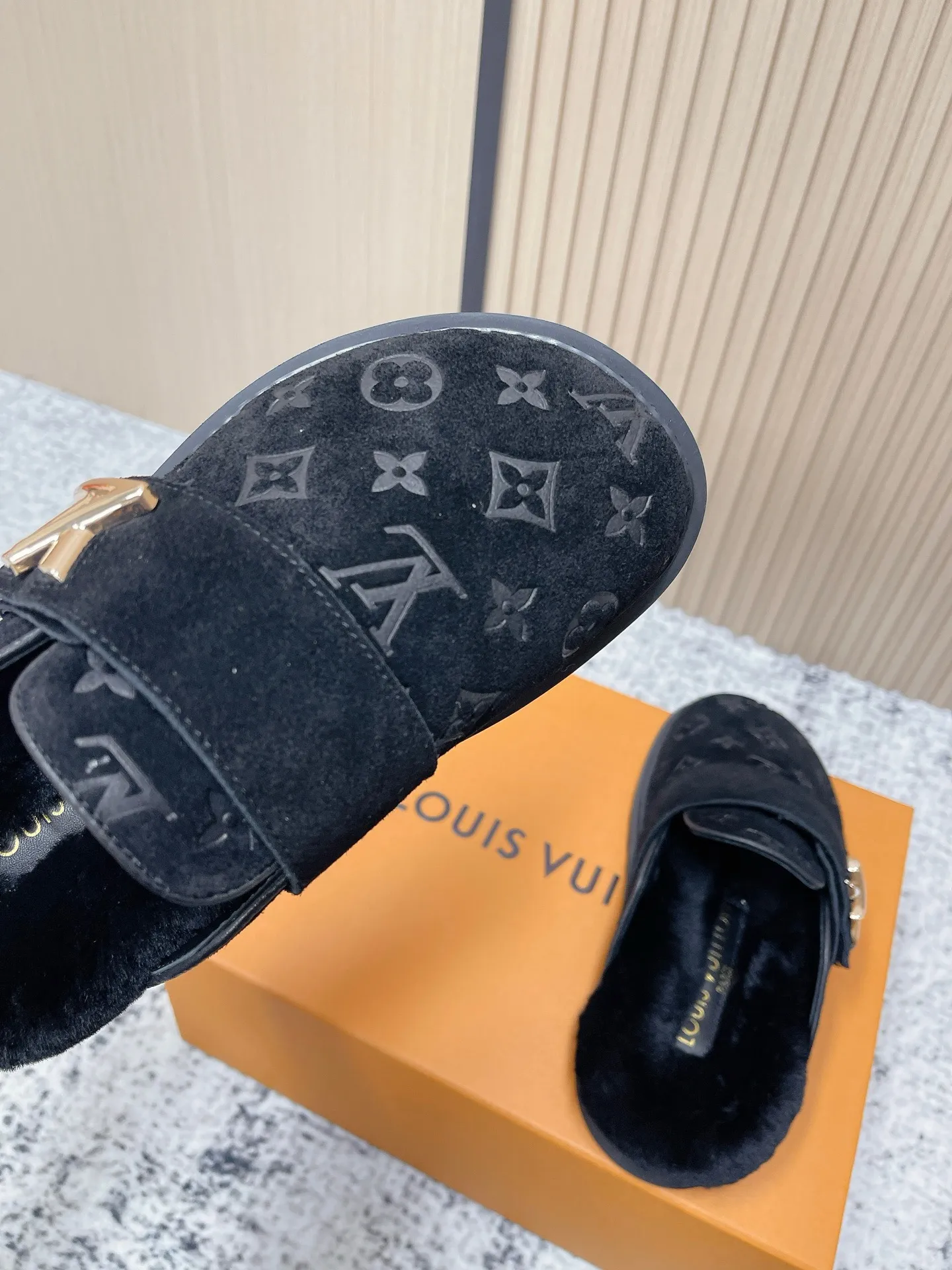 [L Home] P: 500💰 Size: 35-46 (female 40.41, male 45 46 custom-made) Top version Louis vuitton Lv top version LV couple's wool slippers New couple's Birkenstock slippers Cute and loveable, the foot feel is not too good Simple and high-end Sling-hee design Ready to wear and go Good news for lazy people Upper imported cowhide/imported old floral cloth Original hardware buckle, original molded high-density foam outsole. Fabric: Yangjing/classic jacquard fabric. Lining: imported wool lining. Sole: original foam combination sole.